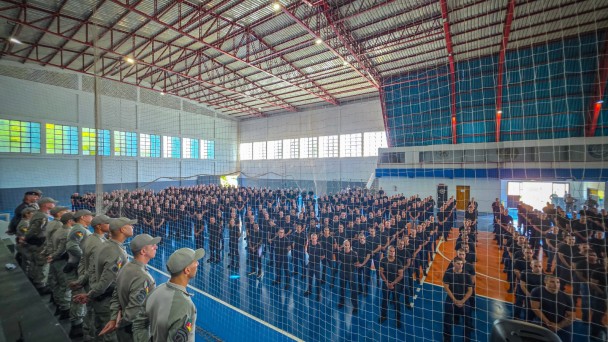 Inclus&atilde;o de 800 novos alunos-soldados no Curso B&aacute;sico de Forma&ccedil;&atilde;o Policial Militar (CBFPM), no gin&aacute;sio da Escola de Educa&ccedil;&atilde;o F&iacute;sica da Brigada Militar (EsEF-BM).