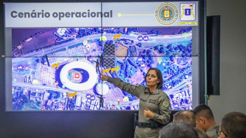 A PM aparece diante de uma tela mostrando o cen&aacute;rio operacional da BM que evidencia a distribui&ccedil;&atilde;o do policiamento ostensivo nos pontos estrat&eacute;gicos relacionados ao Est&aacute;dio Beira-Rio. 