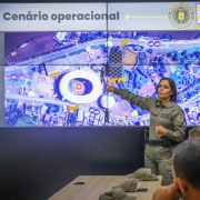 A PM aparece diante de uma tela mostrando o cen&aacute;rio operacional da BM que evidencia a distribui&ccedil;&atilde;o do policiamento ostensivo nos pontos estrat&eacute;gicos relacionados ao Est&aacute;dio Beira-Rio. 