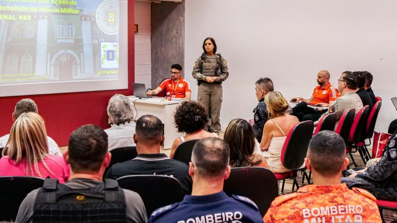Momento da apresenta&ccedil;&atilde;o da respons&aacute;vel pelo Comando do 1&ordm; BPM, Tenente-Coronel PM Carine Pires Soares, na Sala de reuni&atilde;o do Est&aacute;dio Beira-Rio. 