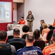Momento da apresenta&ccedil;&atilde;o da respons&aacute;vel pelo Comando do 1&ordm; BPM, Tenente-Coronel PM Carine Pires Soares, na Sala de reuni&atilde;o do Est&aacute;dio Beira-Rio. 