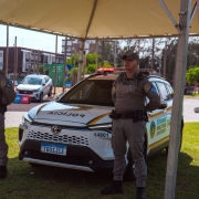 Dupla de policiais militares em posicionamento ostensivo
