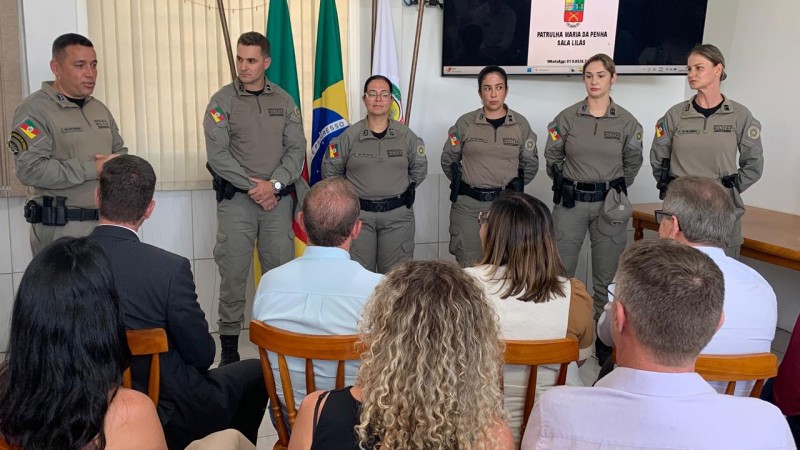 Equipe de PMs falam diante do p&uacute;blico presente na cerim&ocirc;nia. 