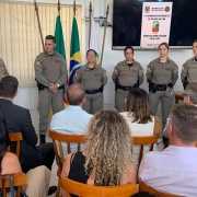 Equipe de PMs falam diante do p&uacute;blico presente na cerim&ocirc;nia. 