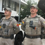 A dupla de PMs aparece na &aacute;rea central de Porto Alegre de volta ao policiamento ostensivo ap&oacute;s atender a ocorr&ecirc;ncia. 