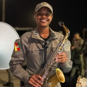 Soldado feminina segurando o sax alto.