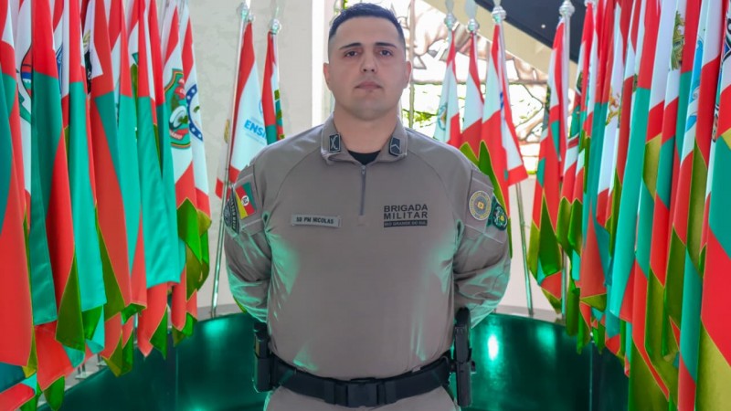 PM aparece em &aacute;rea nobre da sede do Comando onde encontram-se expostas as bandeiras das Unidades da BM. 