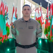 PM aparece em &aacute;rea nobre da sede do Comando onde encontram-se expostas as bandeiras das Unidades da BM.