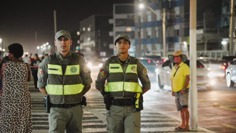 Dupla de PMs aparece durante o policiamento ostensivo a p&eacute; &agrave; noite na orla