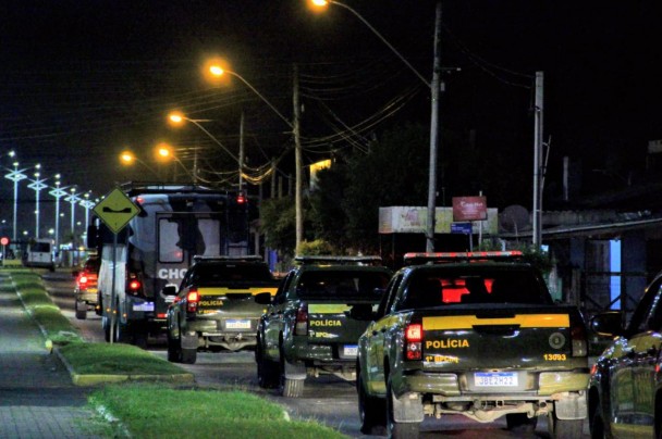 Viaturas aparecem em deslocamento noturno 