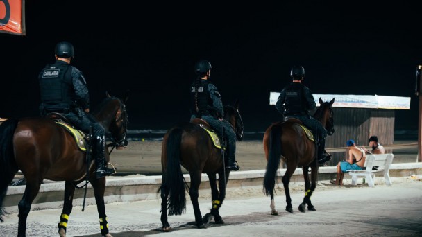 Equipe da cavalaria durante o policiamento ostensivo noturno na orla. 
