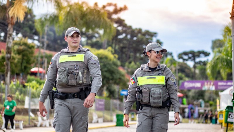 Dupla de PMs durante o policiamento a p&eacute; em per&iacute;odo diurno. 