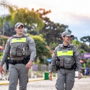 Dupla de PMs durante o policiamento a p&eacute; em per&iacute;odo diurno. 