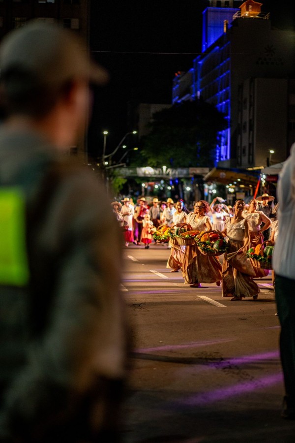 Policiamento noturno na área do desfile ocorrido na abertura do evento. 