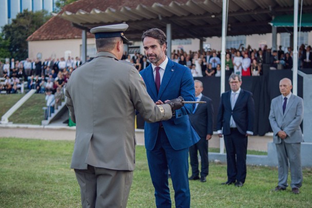 Foto mostra o governador Eduardo Leite entregando a espada de comandante-geral ao coronel Luigi