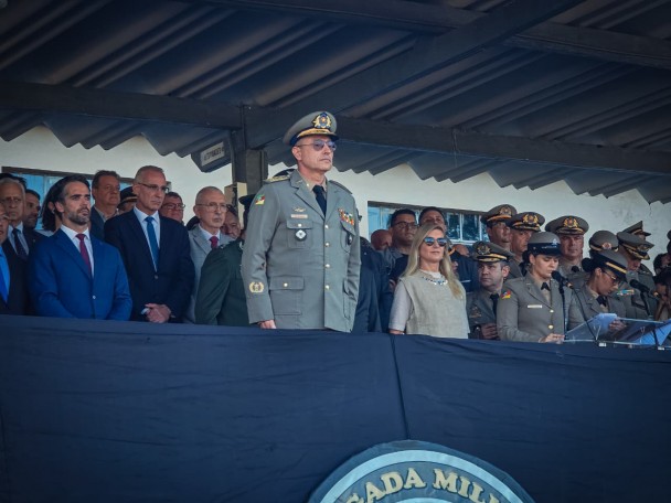 Foto mostra o coronel Feoli, ex-comandante-geral da BM, dando início à cerimônia no palanque de autoridades.