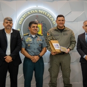 As autoridades trocaram lembran&ccedil;as e posaram para a foto diante do bras&atilde;o da Brigada Militar. 