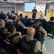 Foto mostra audit&oacute;rio com policiais de diversas for&ccedil;as sentados durante a prele&ccedil;&atilde;o das opera&ccedil;&otilde;es