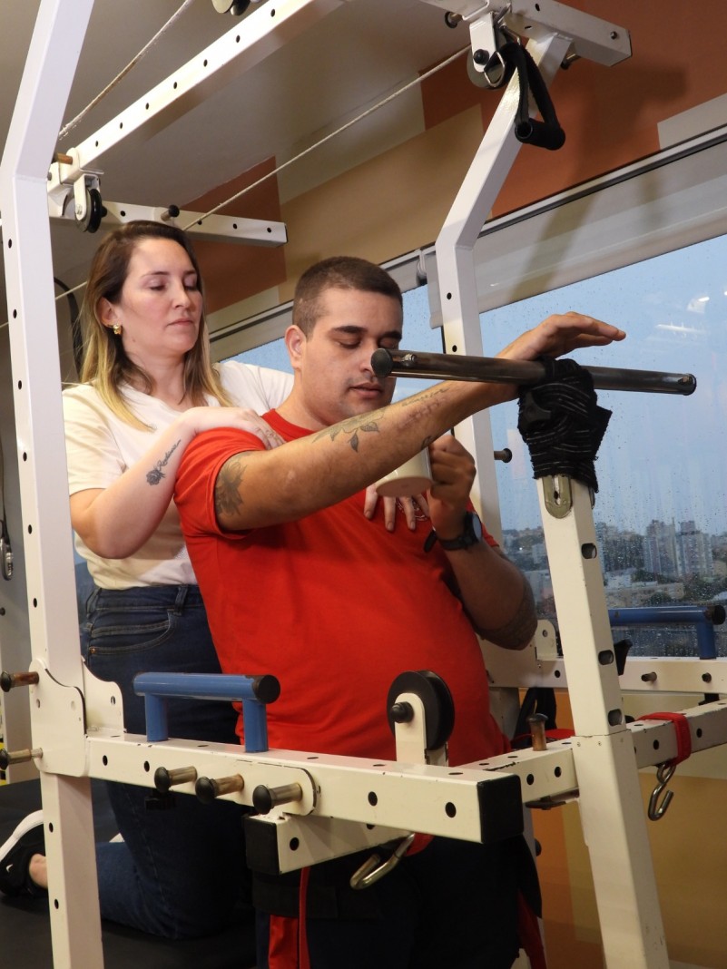 Imagem mostra o soldado Giuliano, do Corpo de Bombeiros, em um aparelho de fisioterapia