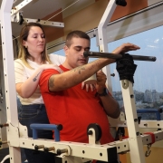 Imagem mostra o soldado Giuliano, do Corpo de Bombeiros, em um aparelho de fisioterapia