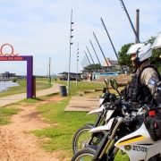 Imagem mostra policiamento ostensivo com motos na orla do Gua&iacute;ba em Porto Alegre. 
