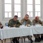 Oficiais à mesa da reunião.