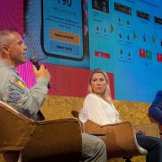 Foto mostra o major major Arthur no palco, com o microfone na m&atilde;o, junto aos outros participantes do painel