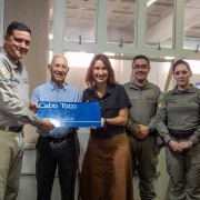 Foto mostra o comandante-geral da BM, coronel Luigi, ao lado de outros oficiais e ex-oficiais da BM, segurando a placa da Rua Cabo Toco