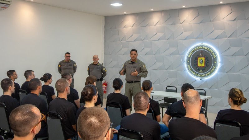 A turma de alunos-oficiais assiste a apresenta&ccedil;&atilde;o do comandante-geral, coronel PM Luigi, ao lado do Subcomandante-Geral e do Chefe do Estado-Maior da BM. 
