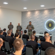 A turma de alunos-oficiais assiste a apresenta&ccedil;&atilde;o do comandante-geral, coronel PM Luigi, ao lado do Subcomandante-Geral e do Chefe do Estado-Maior da BM. 