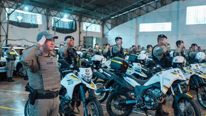 Devido o tempo de chuva em Porto Alegre, a solenidade foi realizada no gin&aacute;sio do  9&deg; BPM. O Comandante e o efetivo aparecem ao lado das viaturas. 
