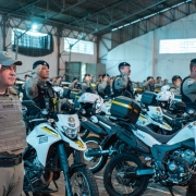 Devido o tempo de chuva em Porto Alegre, a solenidade foi realizada no gin&aacute;sio do  9&deg; BPM. O Comandante e o efetivo aparecem ao lado das viaturas. 