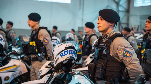 PMs da Ronda Ostensiva com Apoio de Motocicletas (Rocam) aparecem ao lado das viaturas. 