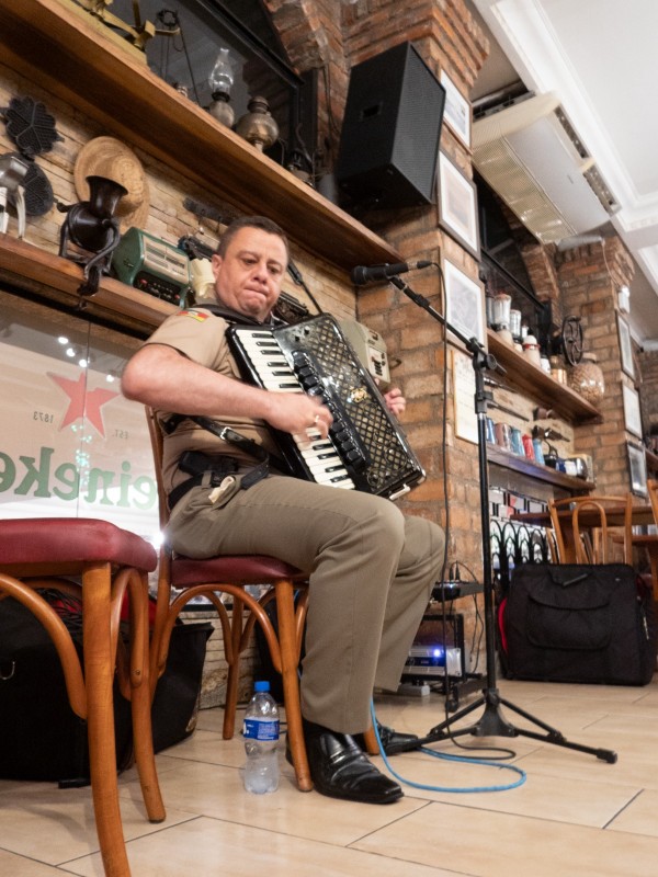 PM aparece dedilhando a sua pianada, conhecida como gaita, acordeona ou sanfona. 