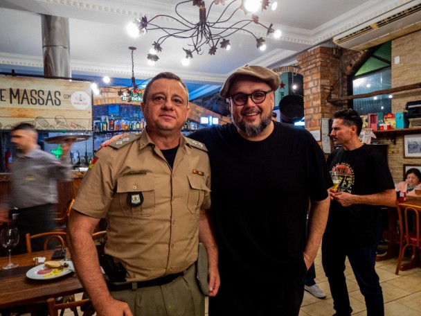 Dupla de gaiteiros está lado a lado no local do encontro. 