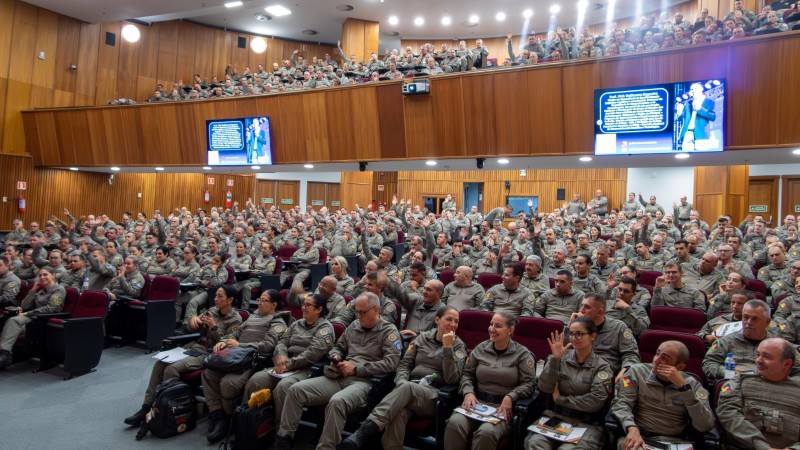 Mais de 500 PMs ocuparam todo o audit&oacute;rio do MPRS. 