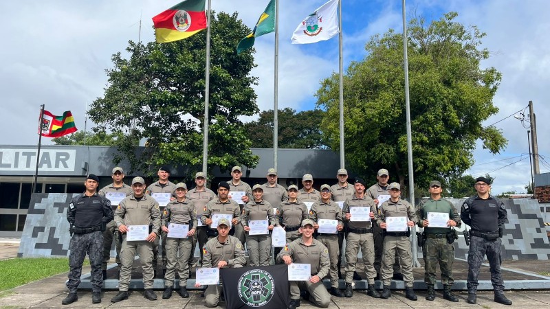Imagem mostra os formandos reunidos em frente ao Batalh&atilde;o de Choque de Santa Maria segurando os seus diplomas do curso