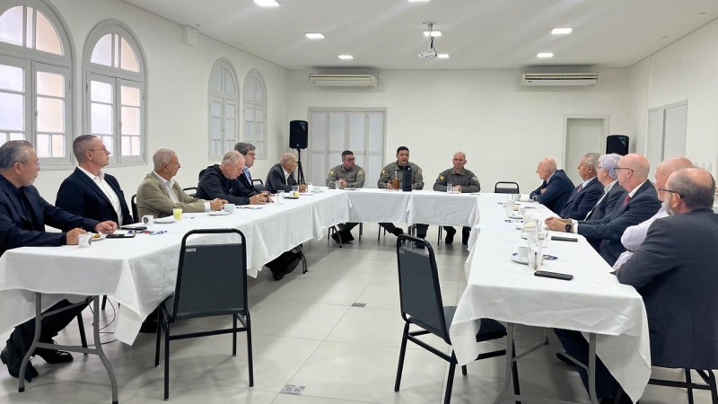 Os eternos comandantes-gerais aparecem &agrave; mesa de reuni&atilde;o em di&aacute;logo com os coron&eacute;is do Comando-Geral da BM. 