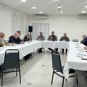 Os eternos comandantes-gerais aparecem &agrave; mesa de reuni&atilde;o em di&aacute;logo com os coron&eacute;is do Comando-Geral da BM. 