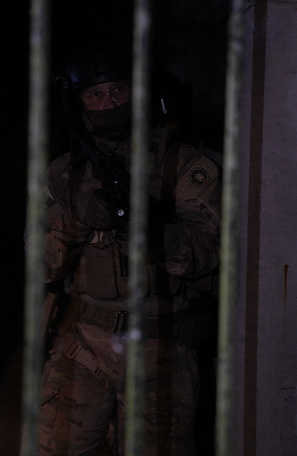 Soldado posiciona-se em frente ao portão de residência durante a negociação simulada