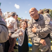 PM fotografa colega. 