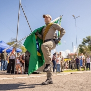 A bandeira nacional conduzida pelo 1º tenente PM André Silva de Abreu