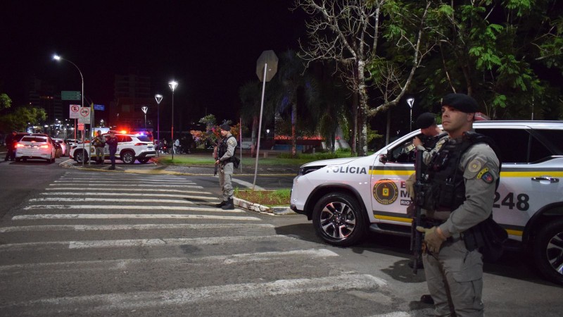 PMs aparecem &agrave; noite em pontos estrat&eacute;gicos, em uma rua, pr&oacute;ximos &agrave;s viaturas, local onde realizaram as fiscaliza&ccedil;&otilde;es em ve&iacute;culos. 