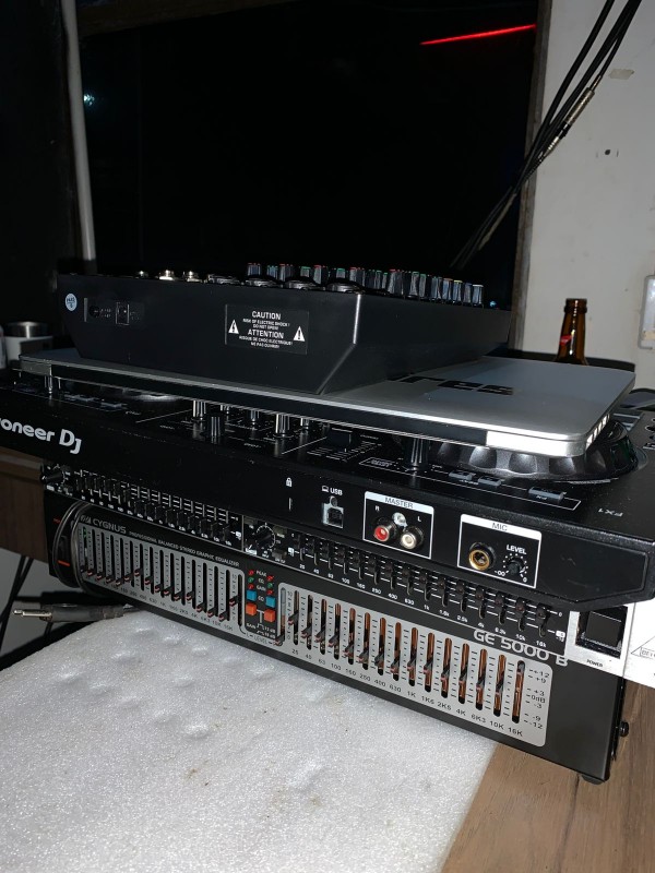 Equipamento de som preto aparece sobre um balcão. 