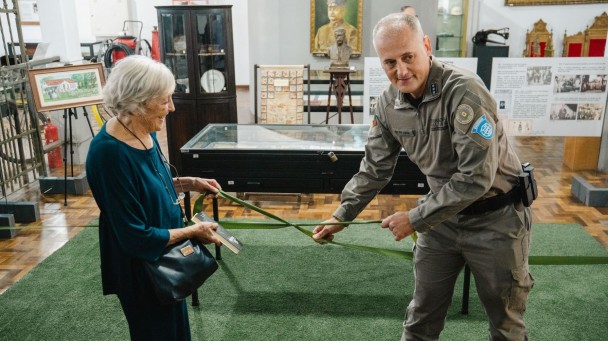 Momento do desenlace da fita de inauguração da exposição de Borges de Medeiros. 