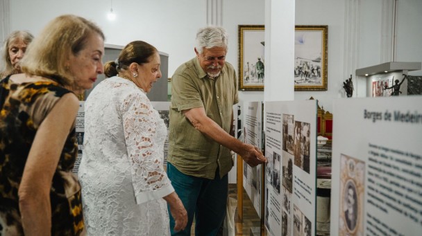 Três bisnetos do político gaúcho aparecem observando as imagens da família apresentadas pela exposição do MusBM.  