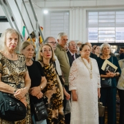 Senhoras e senhores aparecem lado a lado durante as falas das autoridades. 