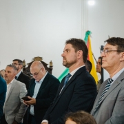 Autoridades aparecem lado a lado durante a solenidade. 