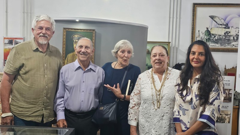 Inaugura&ccedil;&atilde;o da Exposi&ccedil;&atilde;o que homenageia Borges de Medeiros com a presen&ccedil;a de bisnetos, da esq. &agrave; dir. Luiz Jacques Saldanha, Cel PM Jer&ocirc;nimo, Suzana e Luiza Saldanha, que s&atilde;o irm&atilde;s de Jacques, e a filha de Luiza, D&eacute;bora.