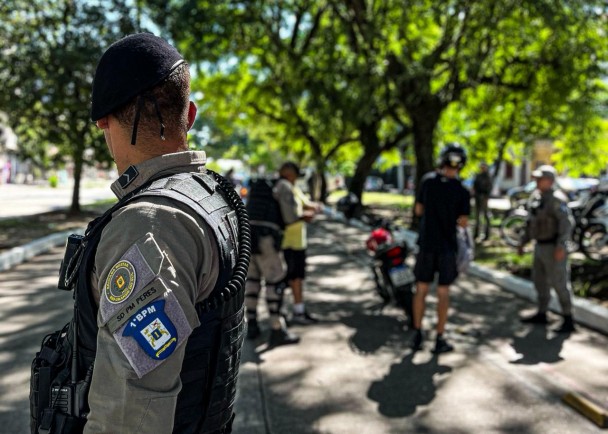 PMs fiscalizam motocicletas. 